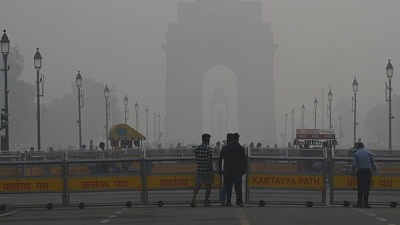 Delhi NCR air pollution Thick toxic smog shrouds city nearby areas air quality dips into critical category